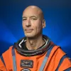 Porträt von Luca Parmitano im orangefarbenen Raumanzug