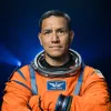 Porträt von Frank Rubio im orangefarbenen Raumanzug